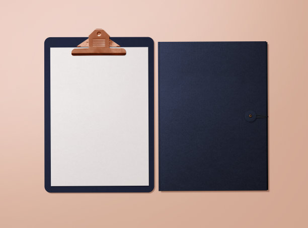 实物模型。带有裸照背景的纸张和文件夹的剪贴板。图片下载