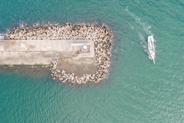 从上往下看灯塔和过往的游艇。保加利亚瓦尔纳。瓦尔纳是保加利亚的海上首都。图片下载