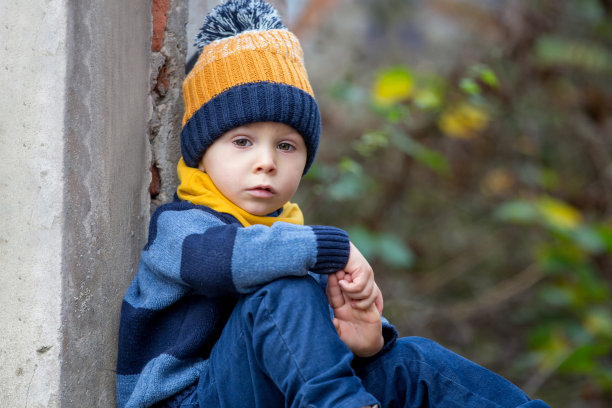 一个孩子，在一个被涂鸦的旧建筑里摆姿势图片下载