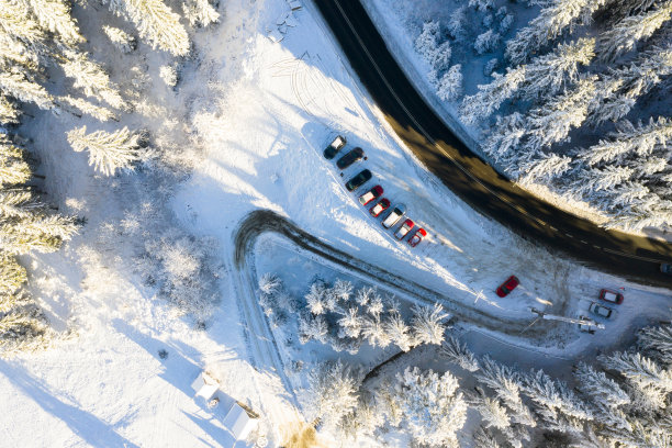 山区的冬季道路图片下载