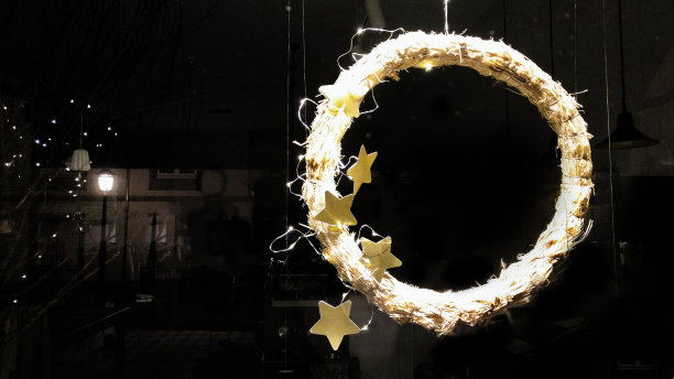 圣诞装饰细节，缀满星星的花环。图片下载