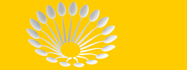 勺子放在黄色的背景上。用于餐厅、咖啡馆、披萨店设计的勺子。极简设计的厨房勺子的广告目的。3D渲染，3D渲染。图片下载