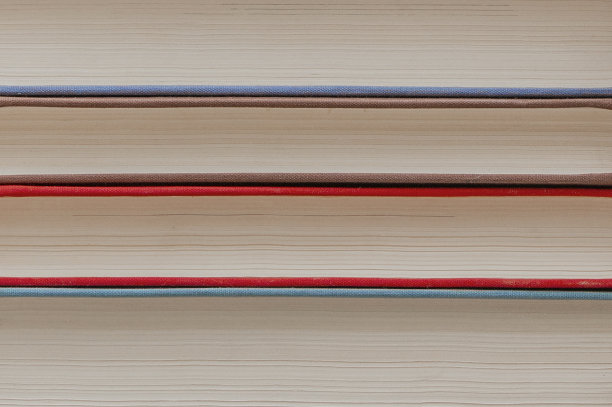 精装书在书架上水平地堆放成一排。书的特写照片图片下载