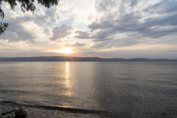 加利利海和戈兰高地的日落图片下载