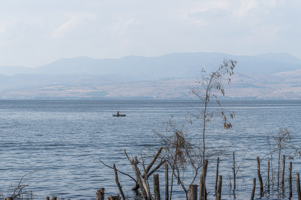 加利利海和戈兰高地上空的蓝色多云天空图片下载
