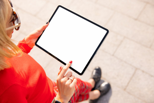 女人在用平板电脑，空的设计模型屏幕图片下载