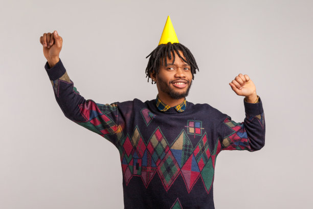 快乐满意的非洲人与发辫戴派对帽的头，跳舞和庆祝，有乐趣，闲逛图片下载