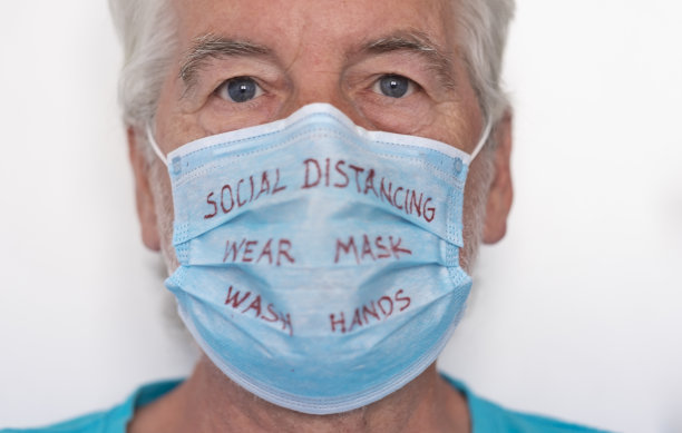 冠状病毒关注一位戴着防护口罩的老人的蓝色眼睛，上面写着如何避免感染冠状病毒。特写脸，白色背景，报警信息概念图片下载