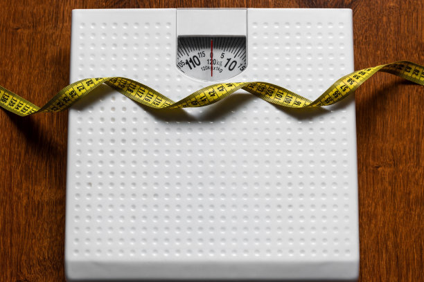 浴室秤和卷尺概念减肥饮食健康的生活方式图片下载