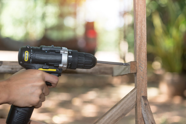 熟练的专业木匠在工装上使用电钻，定制木工，制作木器，图片下载