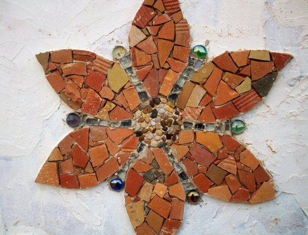 白色背景上的花形砖马赛克纹理图片下载