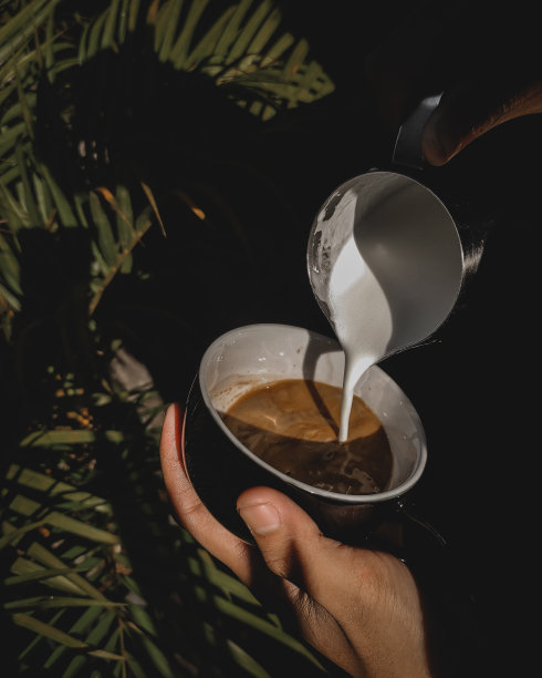 穆迪黑杯咖啡拿铁艺术图片下载