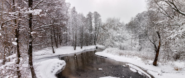 不冻河岸边的雪堆图片下载