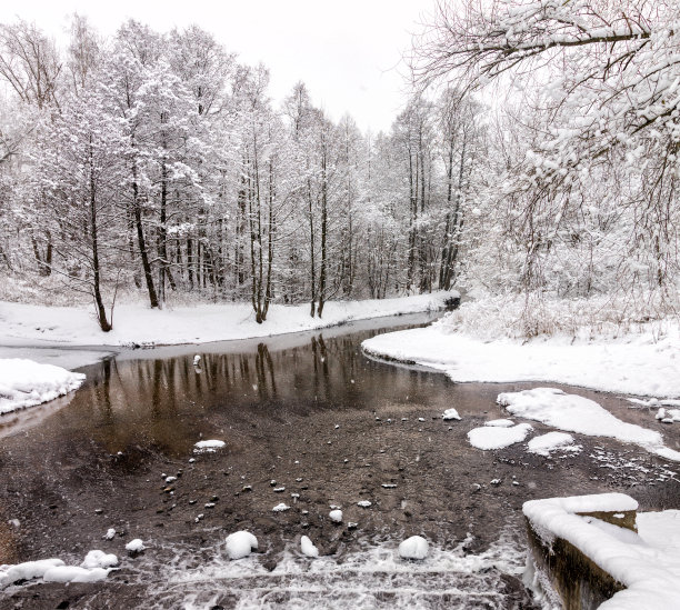 不冻河岸边的雪堆图片下载