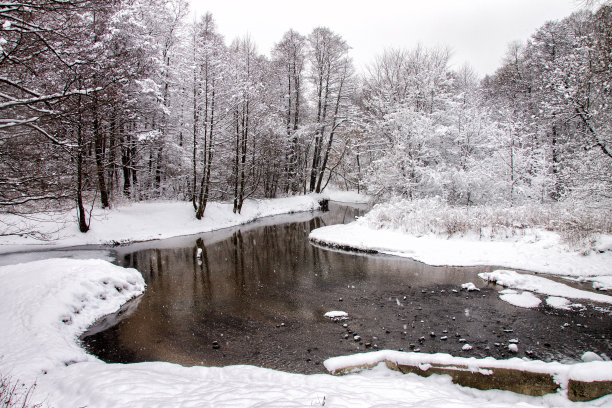 不冻河岸边的雪堆图片下载