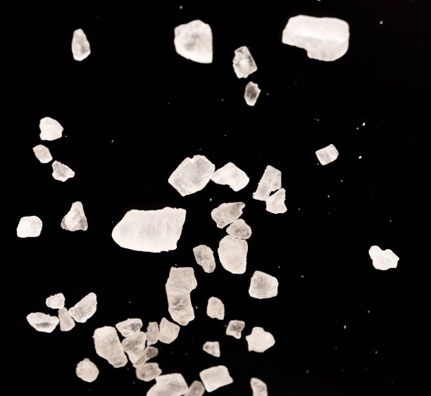 盐在黑色图片下载