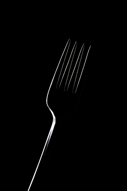黑色背景上的金属叉图片下载