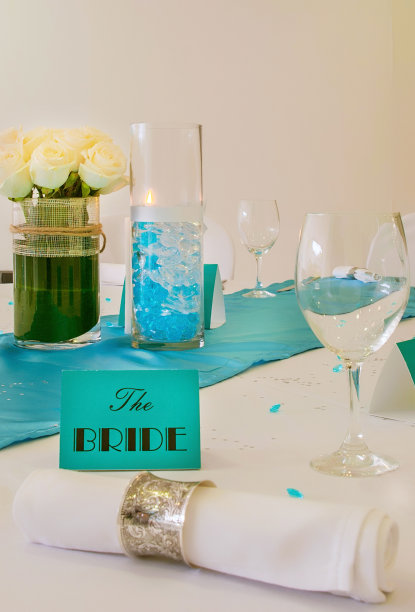 最小的婚礼安排为新娘的桌子在蓝绿色和白色图片下载