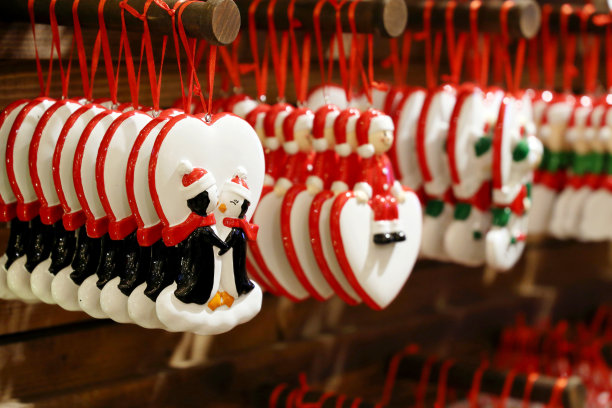 商店里挂着心形的圣诞纪念品图片下载