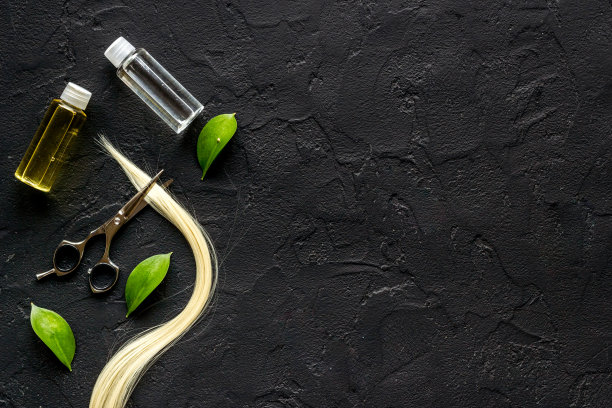 理发师剪刀与金发和草药油，俯视图图片下载