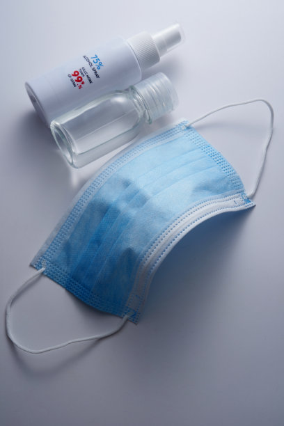 卫生和消毒概念-关闭不同的洗手液，液体肥皂，面部防护医疗口罩图片下载