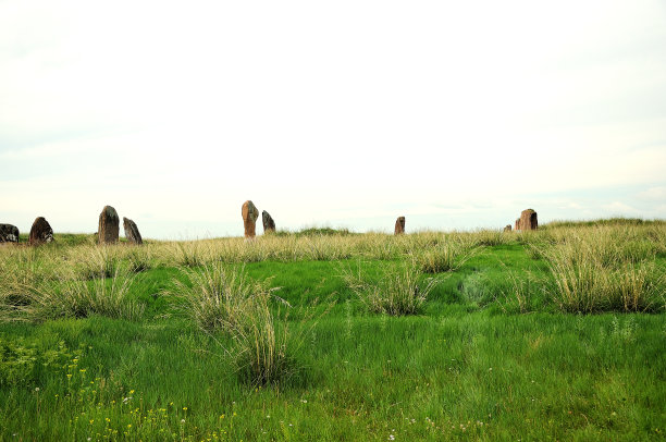 在长满高草的大草原上，有一个古老的石棺遗迹。图片下载