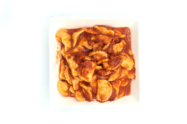 白色背景上的白色盘子里的工业馄饨图片下载