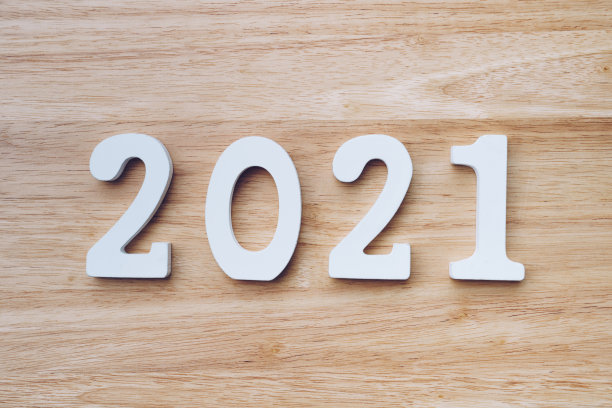 商业和设计概念-木制数字2021为新年快乐的文字木桌子。图片下载