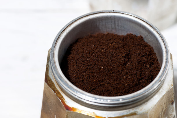 间歇泉咖啡机里的咖啡粉，特写图片下载
