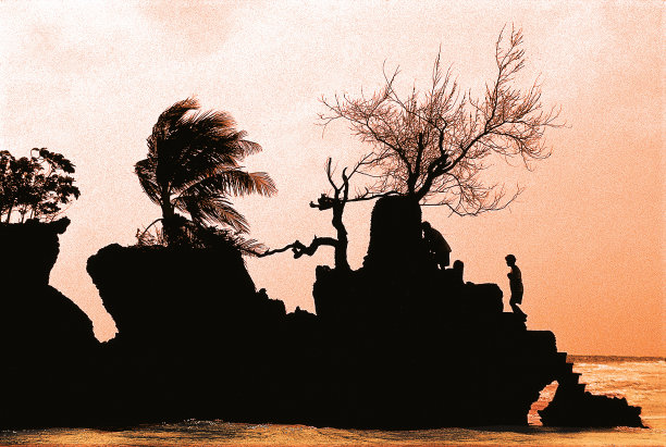 长滩岛标志性岩石的日落剪影图片下载