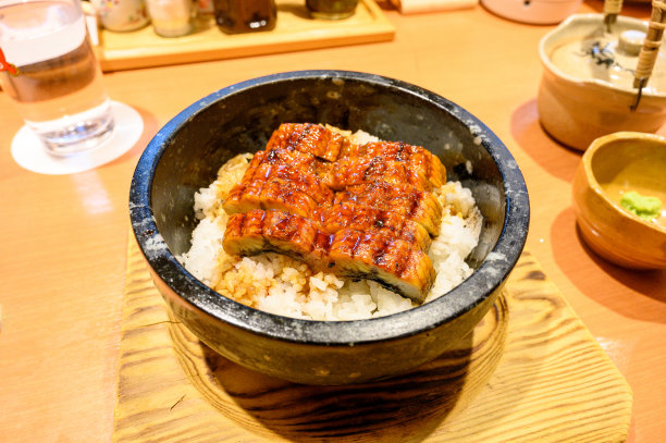 Unagi Don烤在碗里，传统的日本食物。图片下载