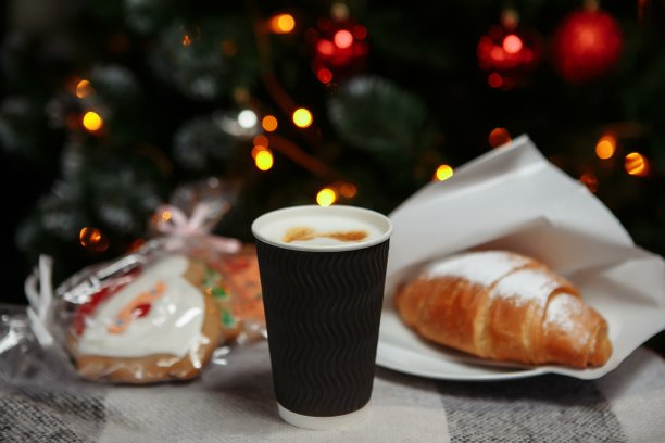 圣诞咖啡和牛角面包与礼物和玩具的背景圣诞树图片下载