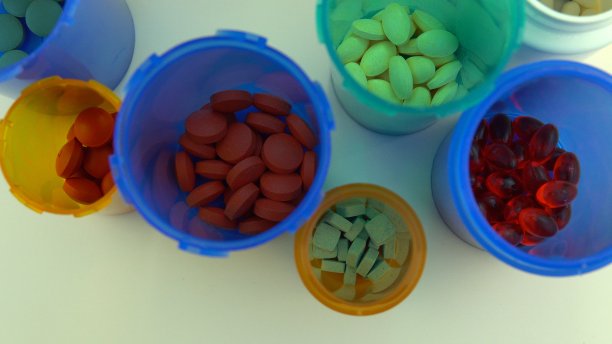 宏观注射各种药丸，缓解和治疗症状概念，止痛药，安慰剂。临床试验研究和开发药物。抗生素、抗病毒药物。图片下载