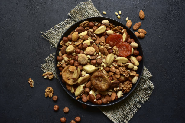 碗中有各种干果和坚果图片下载