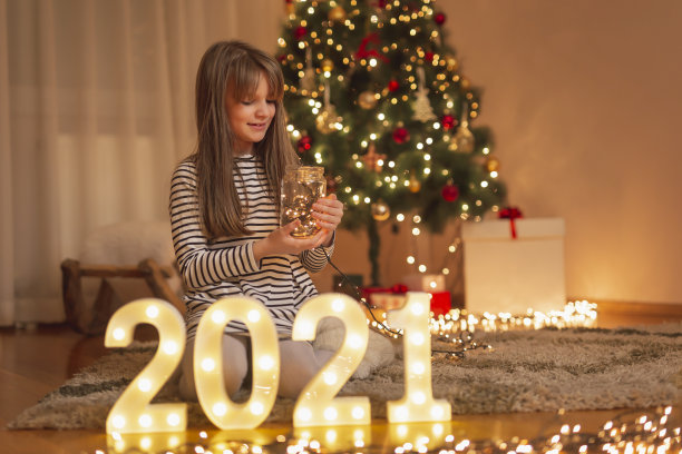 小女孩在家里过除夕图片下载