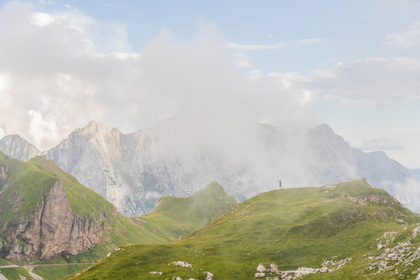 旅行者站在山顶上在一个雾蒙蒙的早晨库存照片图片下载