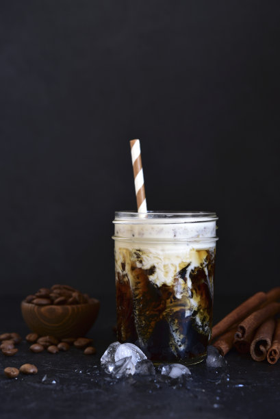 自制美味的冰咖啡或冰沙，装在玻璃瓶里图片下载