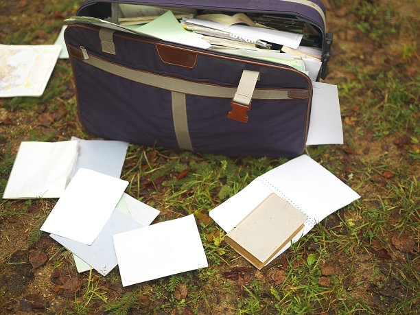 丢弃的书图片下载