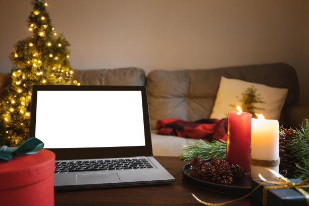 圣诞舒适的室内客厅与笔记本电脑和蜡烛看电影。圣诞节在家里。图片下载