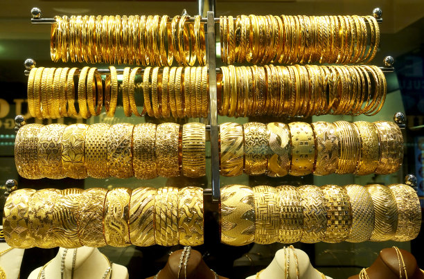 挂着许多排黄金珠宝手镯图片下载