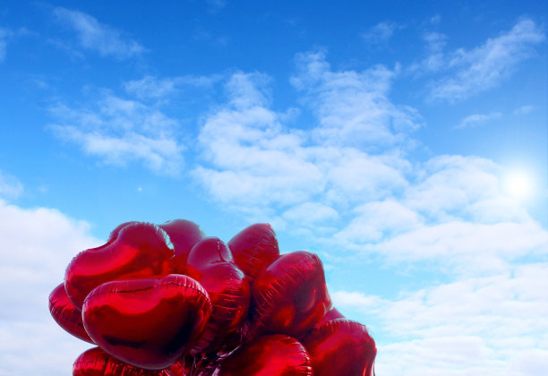 红心气球映衬着蓝天图片下载