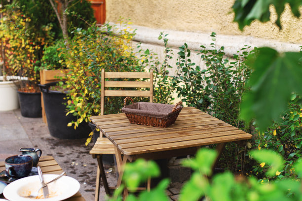 空面包bin街咖啡馆没有人与肮脏的白色盘子在木桌子上与刀叉图片下载