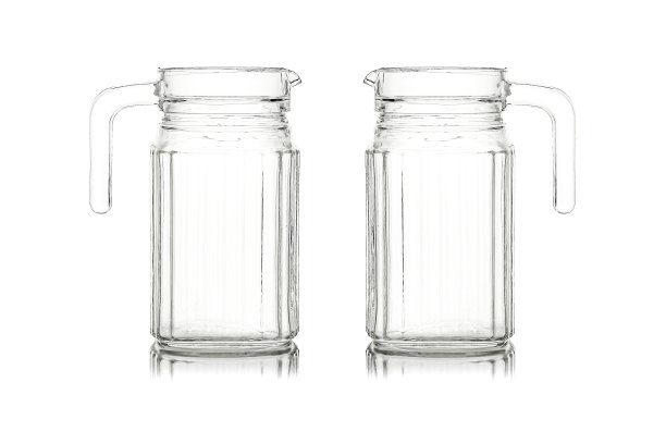 两个孤立的空水瓶图片下载