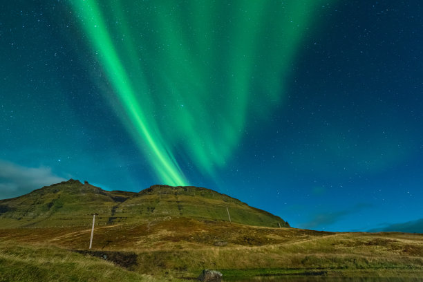冰岛的北极光。景观充满kp5北极光。Kirkjufell令人惊叹的夜景，风景优美的旅游目的地。绿色的天空满是星星。图片下载