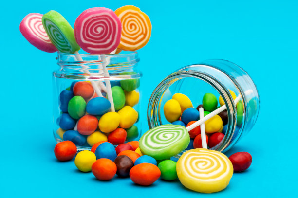 装有糖果的玻璃罐是蓝色的。图片下载