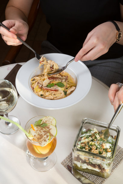 用白色盘子盛的意大利鸡肉意面图片下载