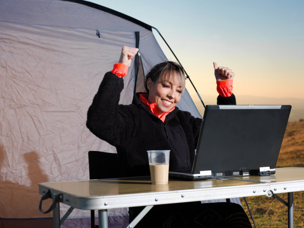 年轻女子在业余时间完成一项工作图片下载