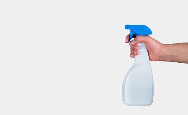 用喷雾清洁剂清洁的女人图片下载