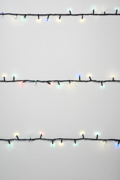 白色背景上的圣诞彩灯图片下载