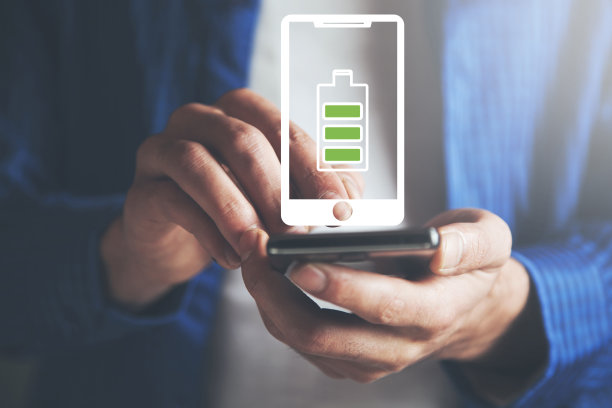 手机充满电的男人图片下载